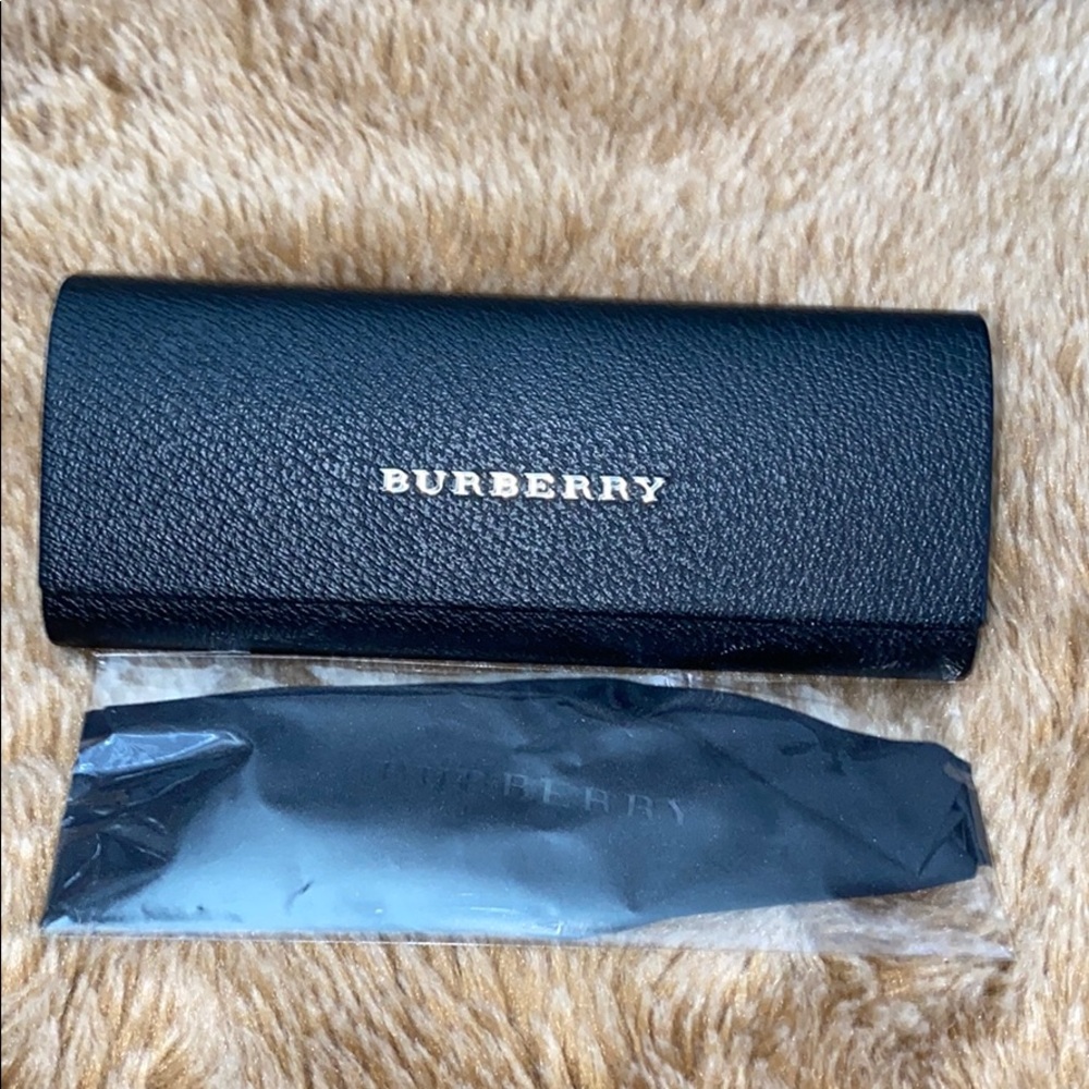 Burberry - Picture 2 of 9